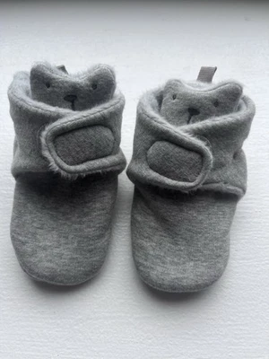 Gap 灰色柔软毛茸的 Brannan 熊短靴。 尺寸 12-18 Mos。 全新无标签 — 第 1/4 张图片