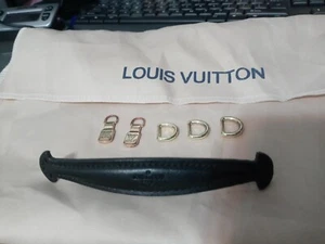 Louis Vuitton goldenes Ersatzzubehör für kleine Handtasche geprägtes Logo - Bild 1 von 6