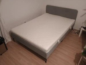 Doppelbett und Matratze. Ikea 'SLATTUM' - Bild 1 von 6