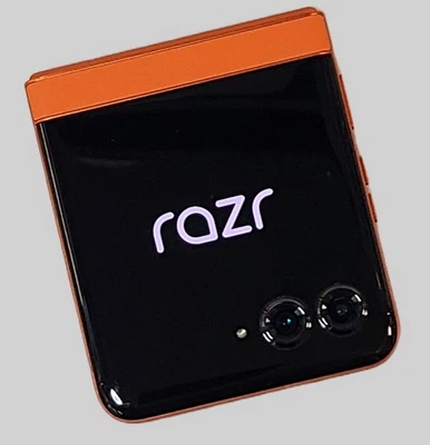 Motorola Razr 2024 - CRICKET - Naranja - XT2453-5 - Estado moderado, Pegatina Desgaste Foto 1 de 4