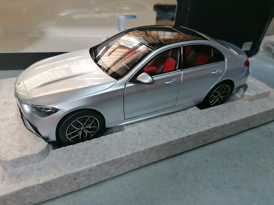 B66960637 Modellino auto MERCEDES-BENZ Classe C 1:18 -ORIGINALE-MERCEDES - Immagine 1 di 4