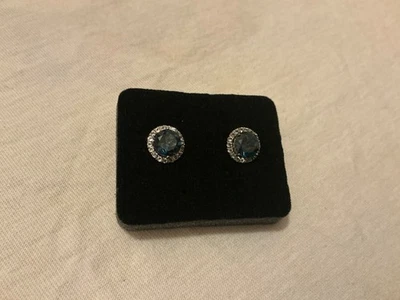 Aretes redondos con halo de zafiro azul creados en laboratorio Rarities  Foto 1 de 3