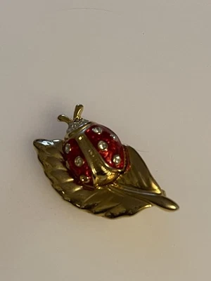 Broche Ladybird tono dorado sobre hoja esmalte rojo estrás broche estilo vintage Foto 1 de 4