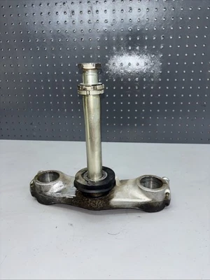 1999 SUZUKI GSXR600 FRONT FORKS CLAMP LOWER TRIPLE TREE STEM - Image 1 of 4