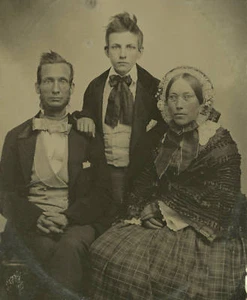RETRATO FOTOGRÁFICO AMBROTIPO DE PLACA 1/4 DE UNA FAMILIA - Imagen 1 de 3