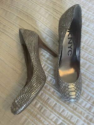 Dknyc Mujer Tiffany Clásico Bomba Tacones Delgados Zapatos Metálicos Plateados Piel de Serpiente 9.5M Foto 1 de 4