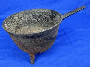 Olla de hierro fundido C.1800 de 3 patas con mango, marca de puerta primitiva, 6 3/8" de diámetro, 5" H - Imagen 1 de 12