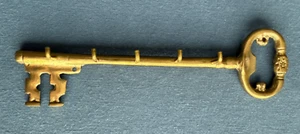 Vintage Brass Skeleton Key Shaped 5 Hook Key Holder Wall Mount 8"x2.5" - Picture 1 of 3