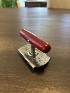 ENLUND Co. Inchiostro. Apribottiglie e barattolo funzionante top off manico legno rosso antico - Foto 1 di 11