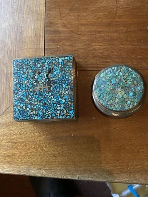 Ensemble bestehend aus Viereckiger und Runden Dose- Sehr dekorativ - Bild 1 von 4