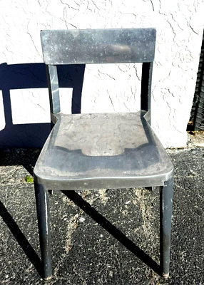 27 sillas apilables de aluminio EMECO de Young disponibles de segunda mano $199.  obo Foto 1 de 4