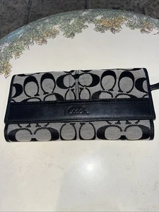 Neu mit Etikett Coach SELTENE SOHO plissierte Signatur Scheckbuch Geldbörse schwarz #42819 - Bild 1 von 13