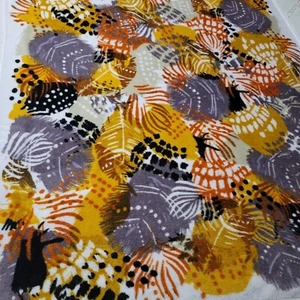 Manta Vera Bradley Fleece Appx 49 x 83 Dorado Púrpura Silenciado Geométrico - Imagen 1 de 7