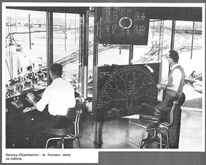 1980  --  GARE DE GEVREY CHAMBERTIN . LE FREINEUR DANS SA CABINE . 3Z300 - Imagen 1 de 1