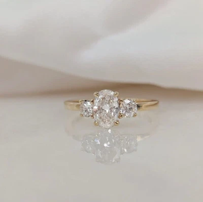 Anel de três pedras de ouro amarelo 14k com diamante cultivado em laboratório corte oval com certificação VS 1,70 ct - Imagem 1 de 4