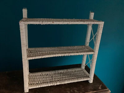 Estante de pared vintage de mimbre blanco de mediados de siglo de ratán Foto 1 de 4