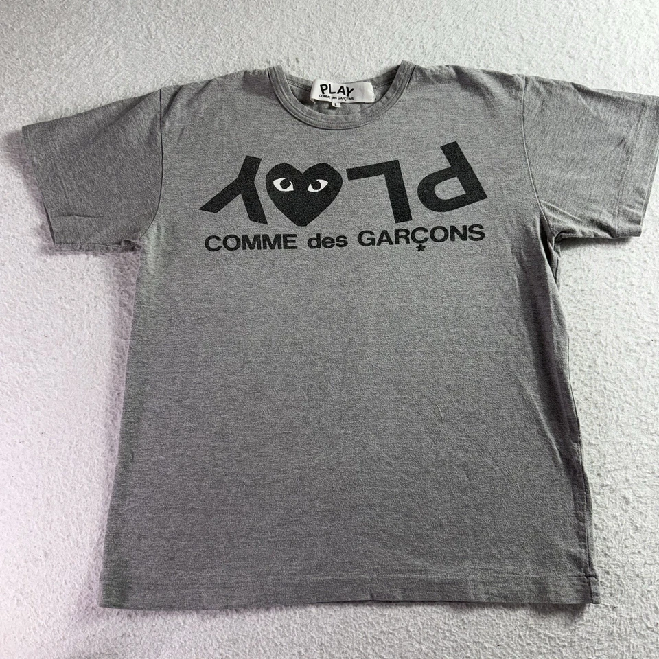 Camiseta Comme des Garcons PLAY Play Texto Invertido Talla L Gris Foto 1 de 4