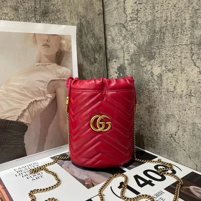 Bolso tipo cubo Gucci de piel de becerro Matelasse Mini GG Marmont 2.0 rojo hibisco Foto 1 de 4