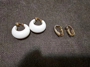 Vintage Sarah Coventry Signed White Puffy Hoop Earrings Gold Tone Twiggy + EXTRA - Picture 1 of 4