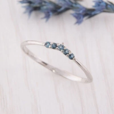 Hermoso anillo pequeño de topacio azul corte redondo simulado 0,06 TCW en platino 950 Foto 1 de 4