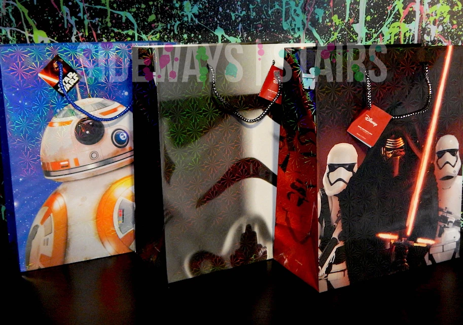 SACO DE PRESENTE HOLOGRÁFICO STAR WARS FERIADO bolsas de Natal bb8 stormtrooper kylo holo - Imagem 1 de 4