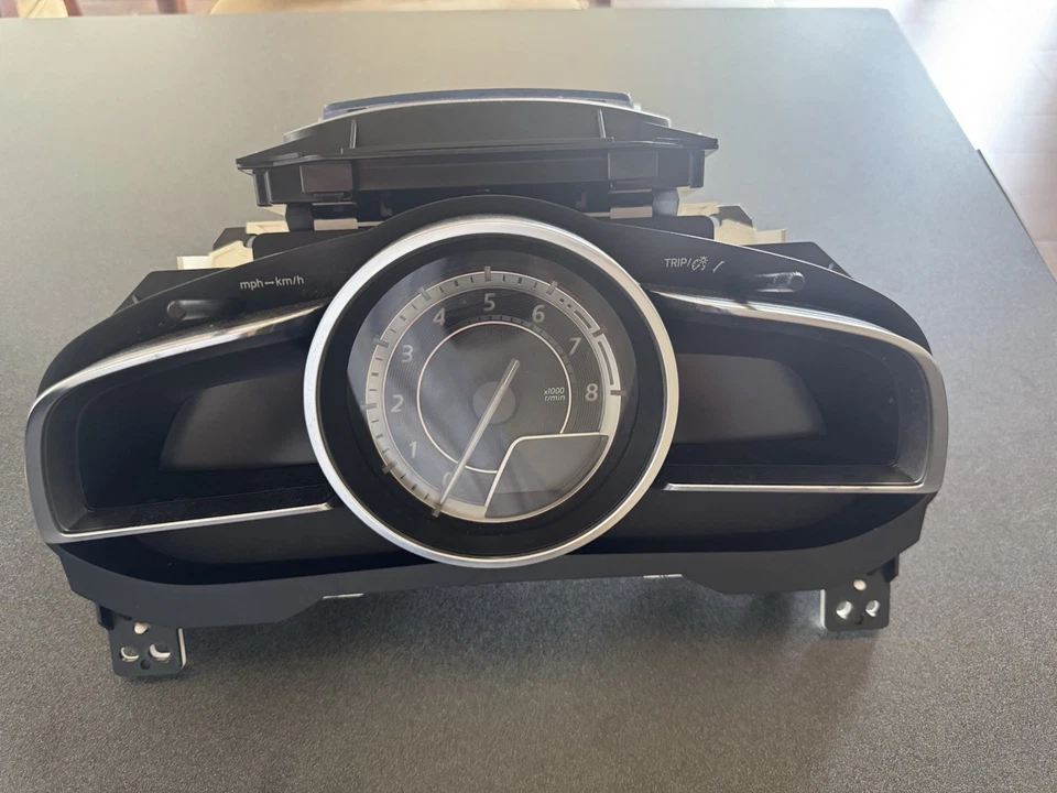 Cuadro de instrumentos velocímetro Mazda 3 2016 con pantalla frontal 1.280 millas Foto 1 de 4