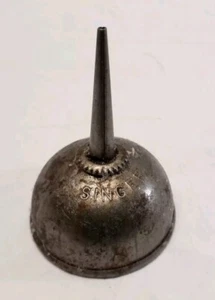 Antico oliatore in metallo marca Singer mini lattina olio macchina 3"x2" goffrato vintage - Foto 1 di 7