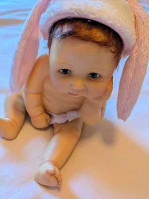 复古 Ashton Drake 树脂坐姿婴儿雕像头发和睫毛 — 第 1/4 张图片