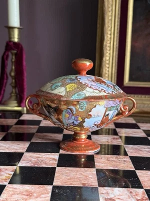 Antiguo azucarero de porcelana pintado a mano vintage con asas y tapa Katuni? Foto 1 de 4