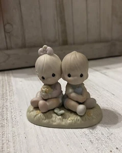 1996 Precious Moments LOVE ONE ANOTHER 272507 Junge & Mädchen Enesco Porzellan Figur - Bild 1 von 11