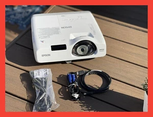 Epson 530 Short-Throw Projector 3200 Lumens GOLF SIMULA NEW LAMP(1 YR WARRANTY) - Picture 1 of 12