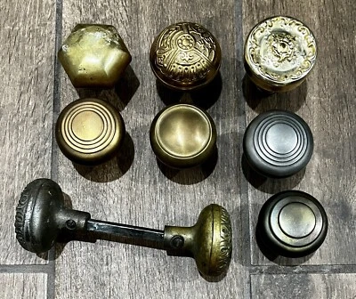 Смешанный лот из 9 винтажных декоративных викторианских латунных/бронзовых позолоченных металлических дверных ручек - Изображение 1 из 4