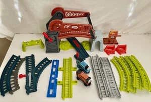 Sollevatore a ponte Thomas & Friends GWX09 + binario, accessori e 2 treni a spinta - Foto 1 di 11