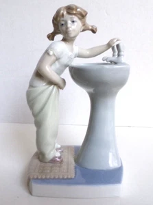 Vintage Clean up Time Lladro Porcelain Figurine #4838 with Box New 7.5" Height - Picture 1 of 18