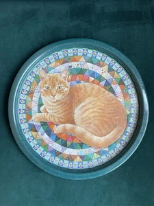 Bandeja redonda vintage Hunkydory Lesley Anne marfil metal gato espiro en edredón años 80 - Imagen 1 de 7