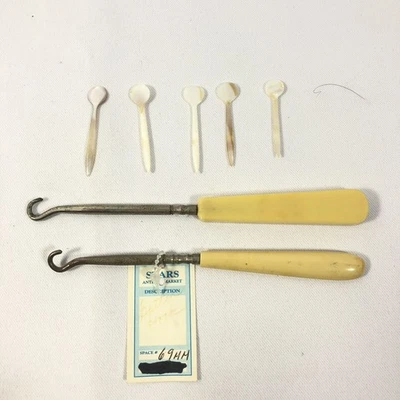 Lote de 7 herramientas de costura de gancho de botón de celuloide vintage con cucharas y botón en miniatura Foto 1 de 4