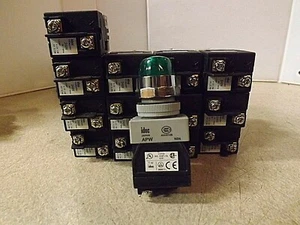 IDEC APW-N79 (10), N84 (14), N86 (9) Pilot Light, 240V Green - Picture 1 of 10