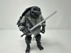 Figura incompleta NECA TMNT Universal Monsters Leonardo Jorobado en blanco y negro de paquete de 2 - Imagen 1 de 7