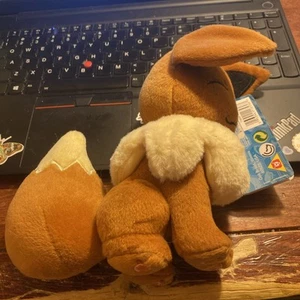 Pokémon Eevee Closed Eyes  TOMY 2017 Plush - Picture 1 of 6
