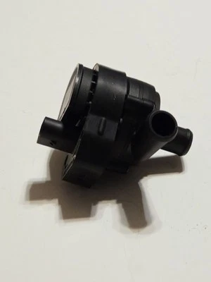 Bomba de agua auxiliar Bosch para Mercedes-Benz Foto 1 de 4