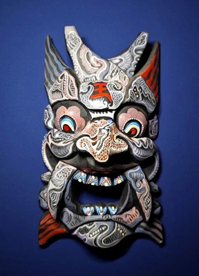 Antigua máscara ritual china Nuo, cuernos de toro, expresión feroz, protección del espíritu Foto 1 de 2