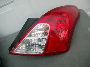 NISSAN VERSA SEDAN 13 14 15 TAIL LIGHT RH LENS HAIR CRACKS OEM ORIGINAL - Imagen 1 de 6