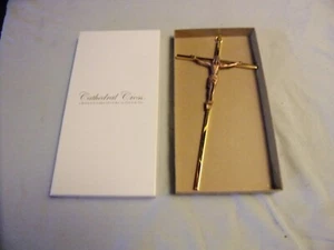 Cathedral Cross Mansour Inc, metal dorado 10 pulgadas en caja - Imagen 1 de 2
