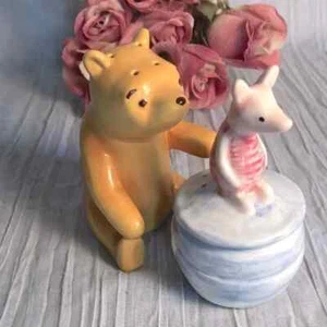 Classic DISNEY WINNIE THE POOH & PIGLET ceramic set salt & pepper shakers - Picture 1 of 10