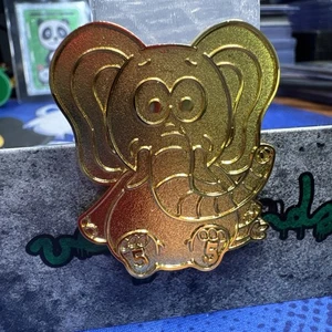 Empathy Elephant /10 - Prendedor VEEFRIENDS DORADO - ¡Año Nuevo Tú! Colección 2024 - Imagen 1 de 5