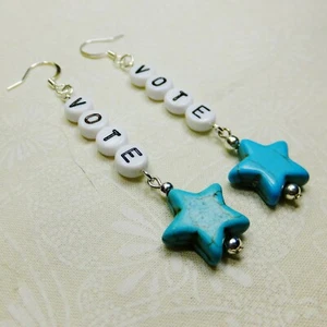 VOTE Ohrringe mit türkis blauen Stern Harz Perlen & schwarz-weißen Buchstabenperlen - Bild 1 von 2