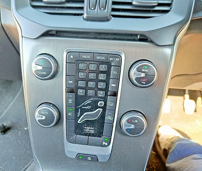 2014 VOLVO V40 D2 CENTER CONSOLE HEATER CONTROL WITH AC AND RADIO CONTROL - Image 1 of 4