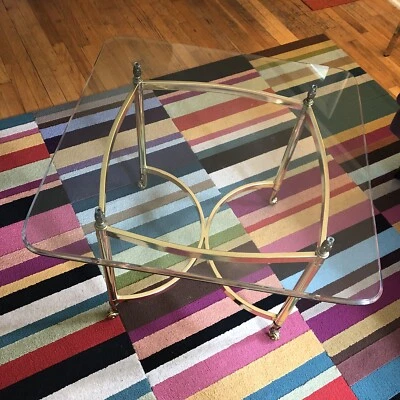 Mesa auxiliar cuadrada con tapa de vidrio de latón MCM Hollywood Regency La Barge Italia  Foto 1 de 4