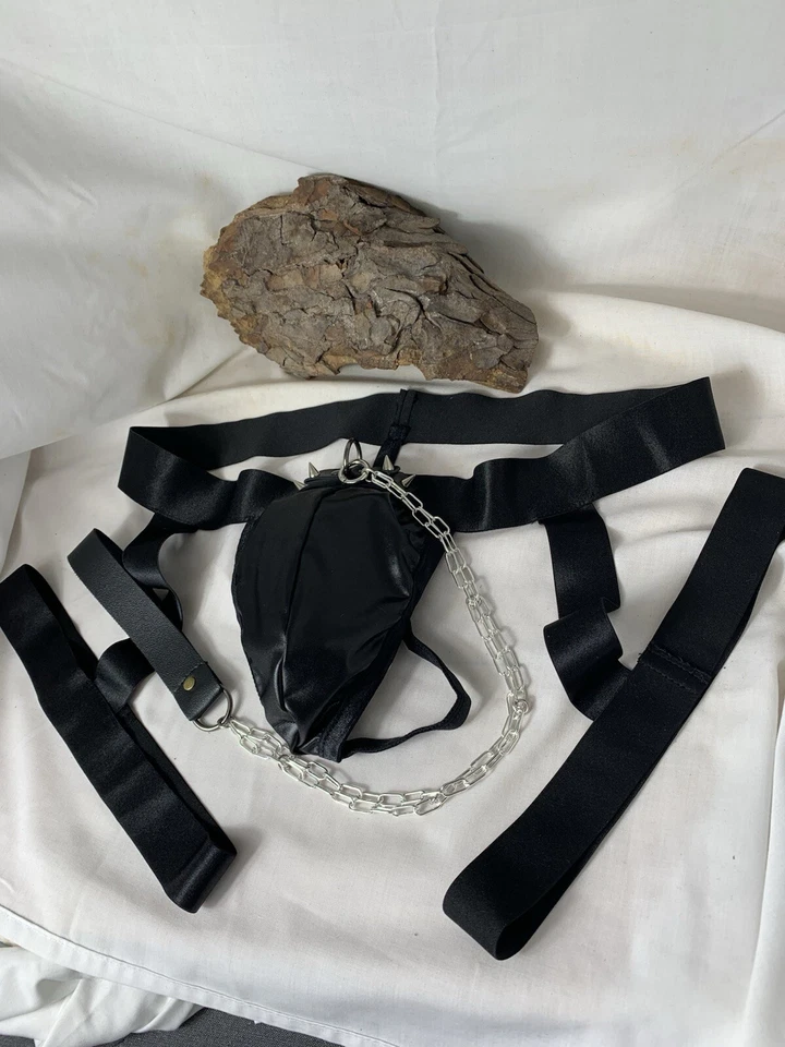 Pochette posante homme en simili cuir avec clou et cerceau en métal et laisse amovible ! - Photo 1/4