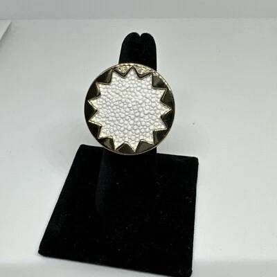 Anillo botón House Of Harlow 1960 Sunburst chapado en oro cuero blanco Foto 1 de 4